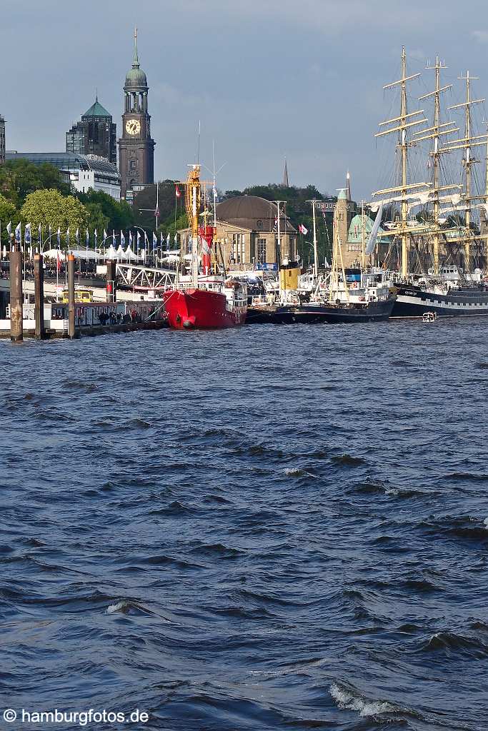 id526085 Hafengeburtstag Hamburg 2017, Michel mit Feuerschiff