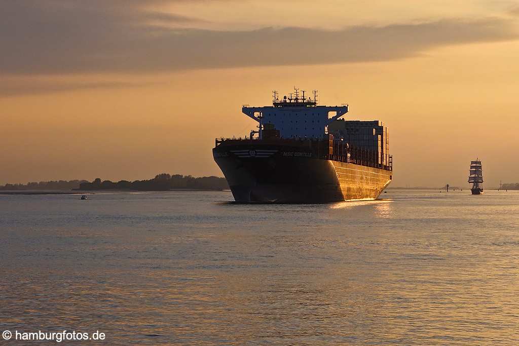 id526157 Hafengeburtstag Hamburg 2017, Containerschiff im Sonnenuntergang