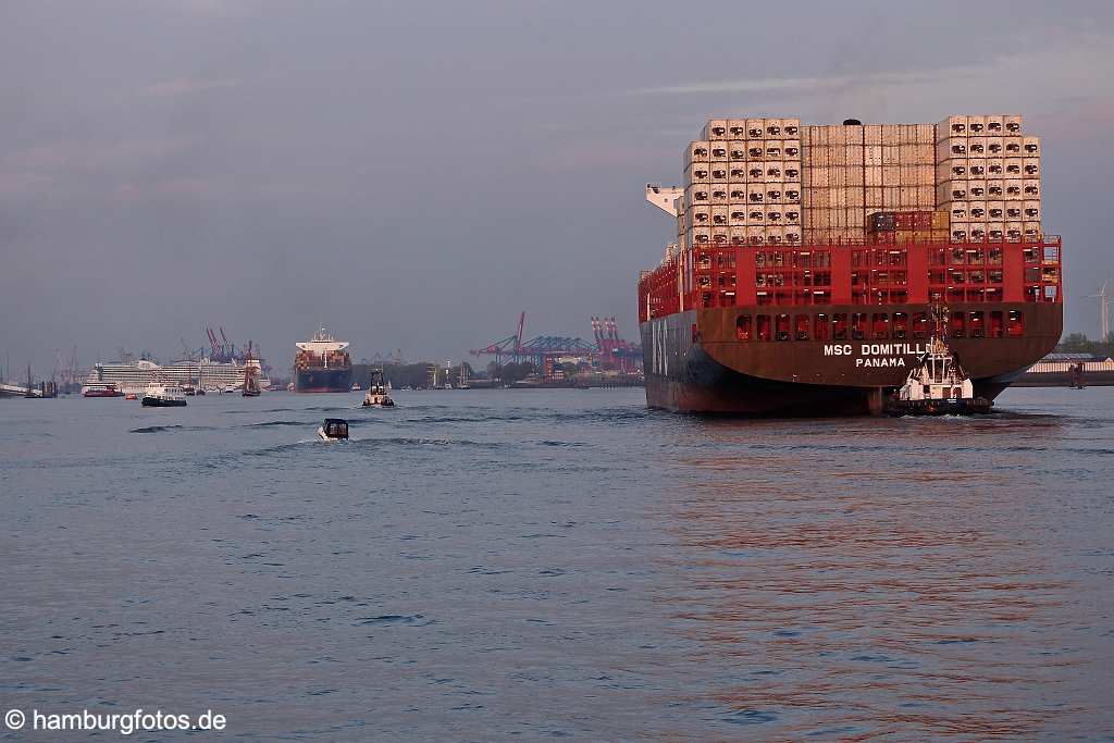 id526172 Hafengeburtstag Hamburg 2017, Containerschiff läuft im Hamburger Hafen ein