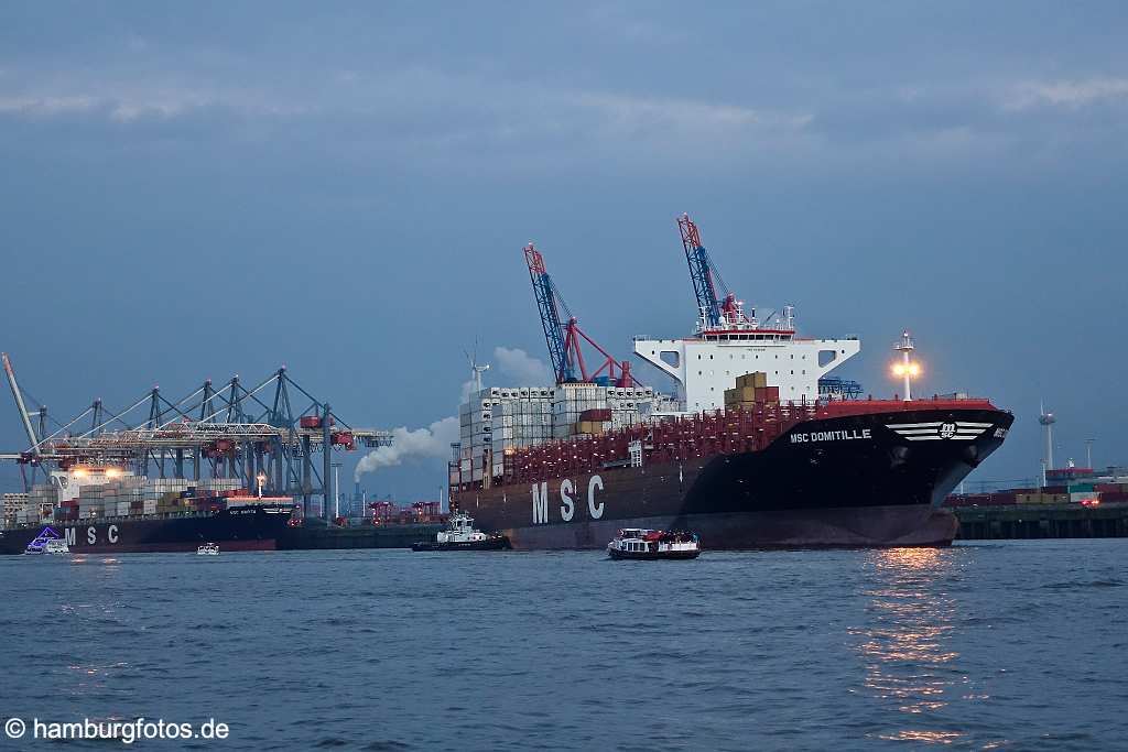 id526197 Hafengeburtstag Hamburg 2017, Containerschiff läuft aus