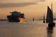 id526156 Hafengeburtstag Hamburg 2017, Containerschiff mit Segelschiffen im Sonnenuntergang