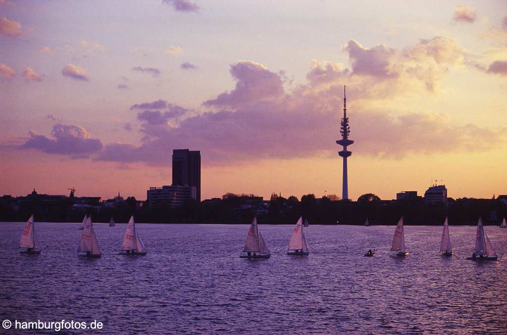 id10089 Sonnenuntergang an der Alster, Segelschule vor Skyline