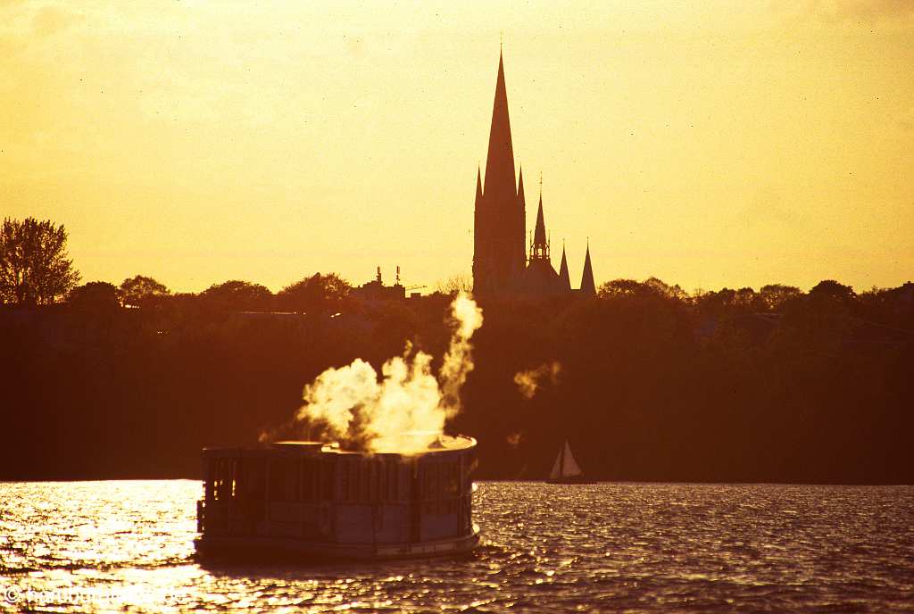 id10091 Sonnenuntergang mit Alsterdapfer St. Georg