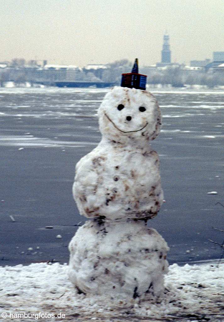 id101146 Hamburg im Winter und zur Weihnachtszeit. Schneemann, im Hintergrund die Hamburger City.