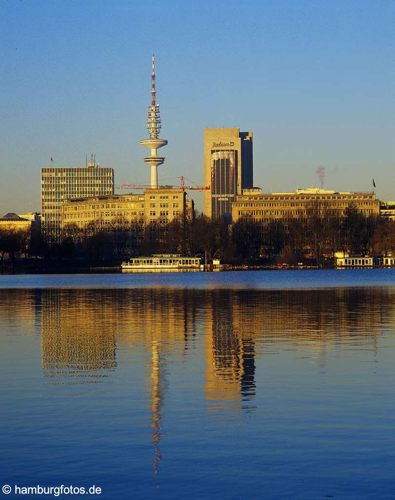 id102146 Alster mit dem Spiegelbild von Fernsehturm und CCH