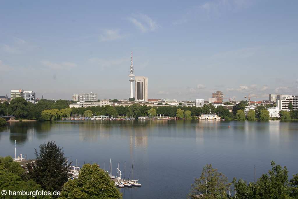 id105446 Blick ueber Hamburger Alster zum CCH