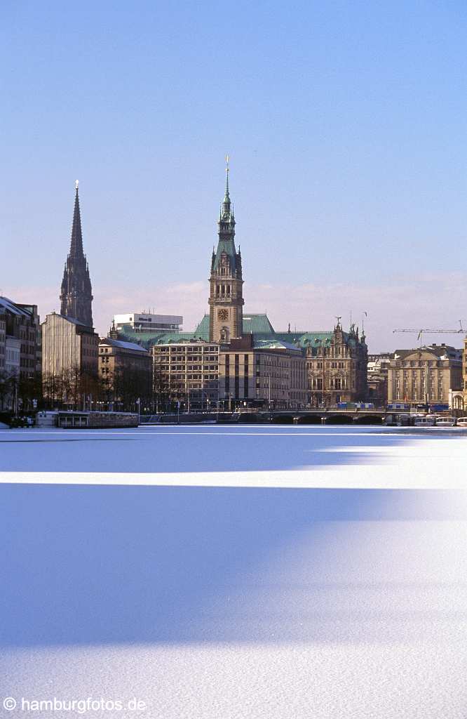 id105622 Hamburger Rathaus im Winter mit Binnenalster