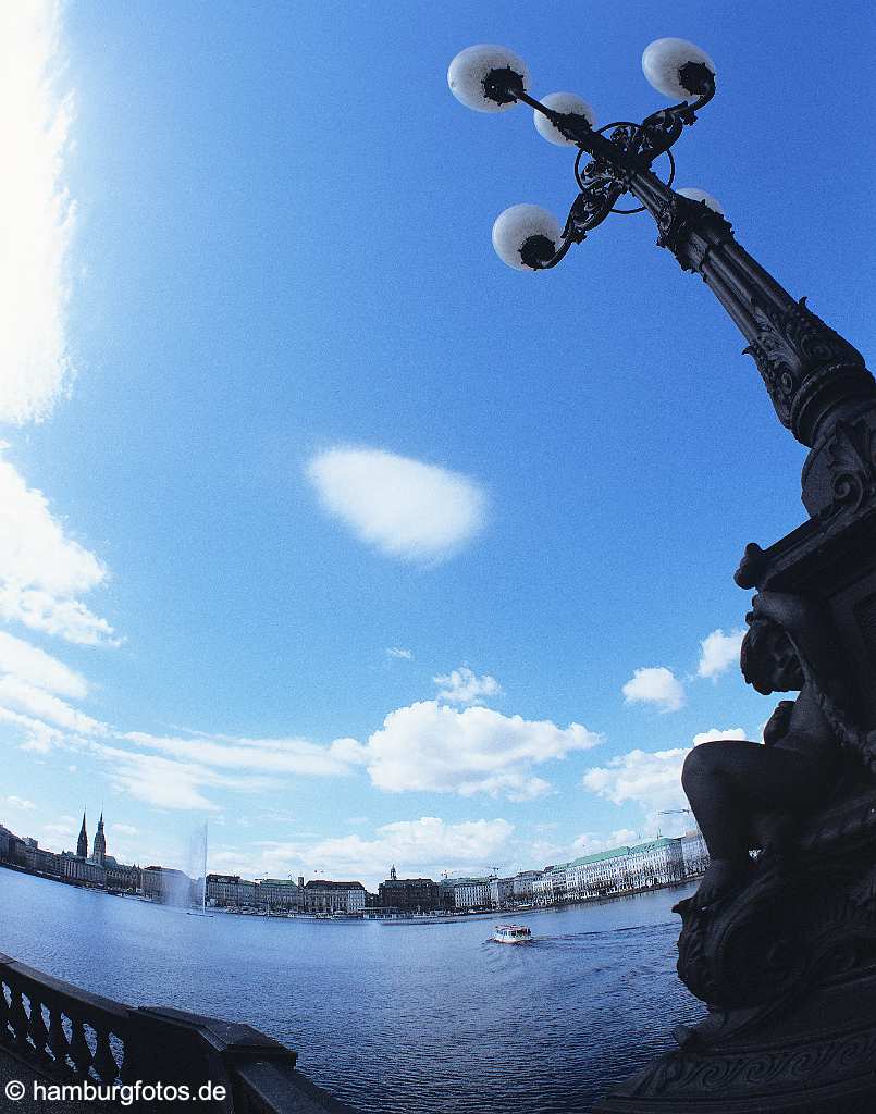 id106374 Hamburg - Jungfernstieg - Alsteranleger - Binnenalster | Fisheye-Impression der Innenstadt-Skyline von Hamburg mit Kandelaber der Lombardsbruecke