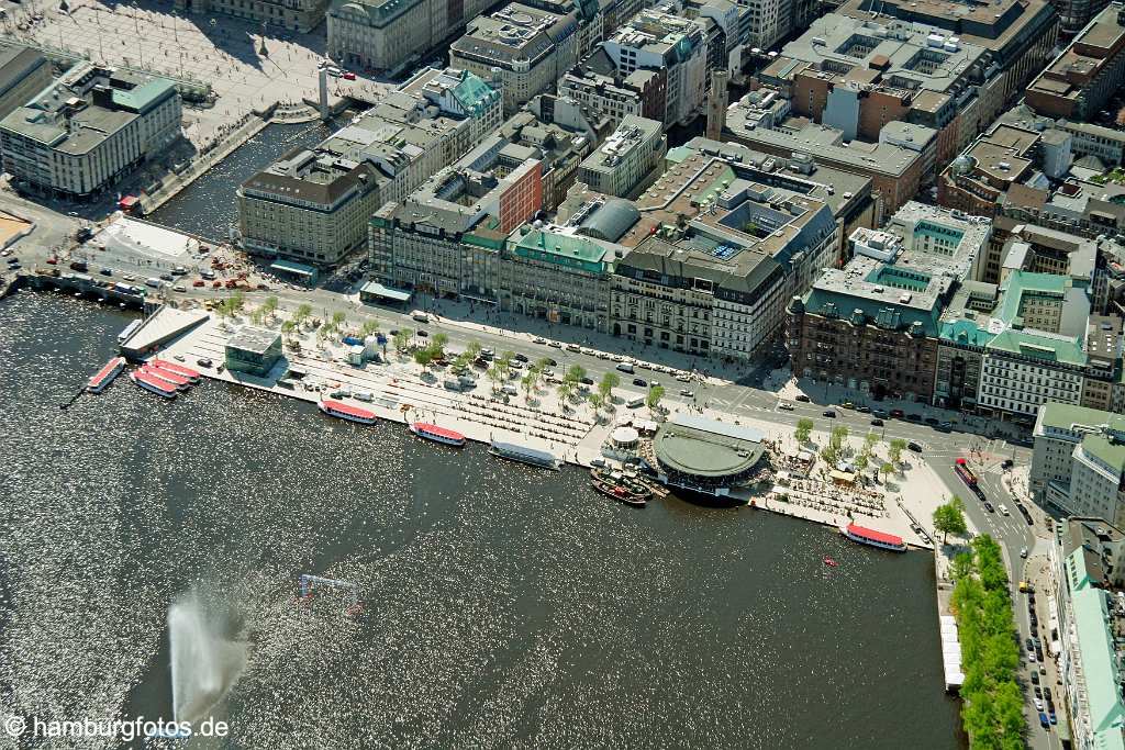 id106413 Die neu gestaltete Innenstadt-Skyline von Hamburg 2006 | erste Eindrücke ? Jungfernstieg - Alsteranleger - Binnenalster | Luftbild vom Jungfernstieg mit Alsterhaus