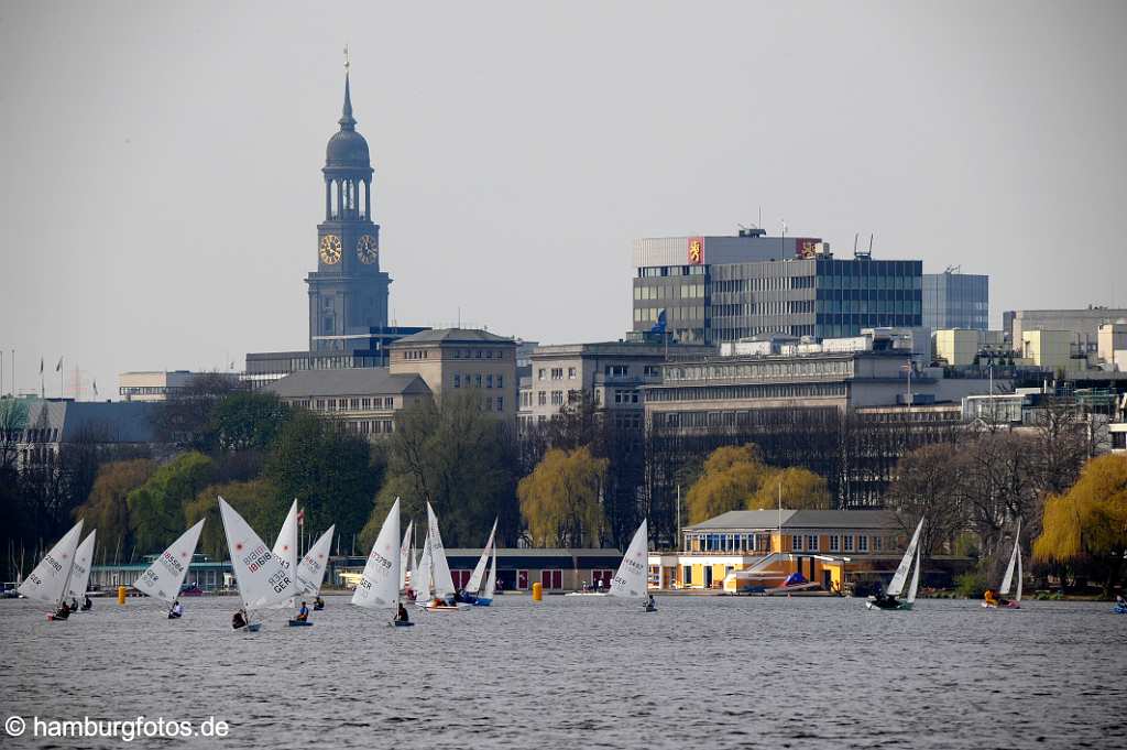 id500021 Alster mit dem Michel und Segelbooten