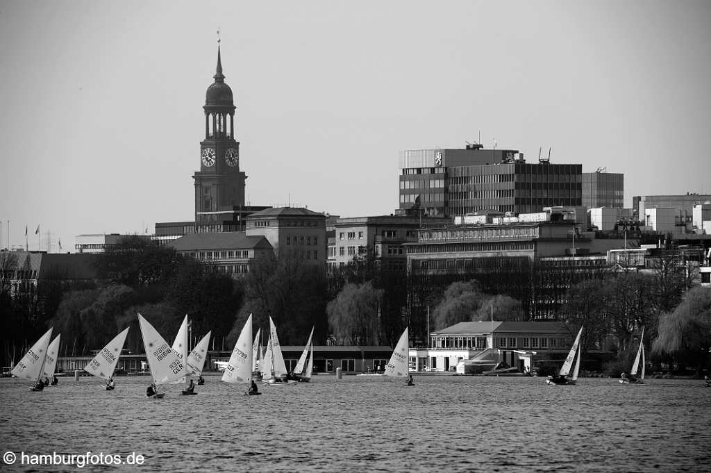 id500021_SW Alster mit dem Michel und Segelbooten