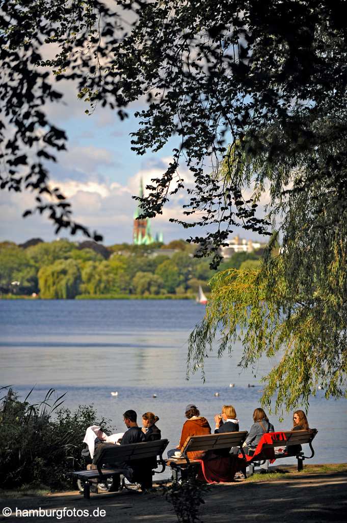 id501882 Parkbaenke an der Alster