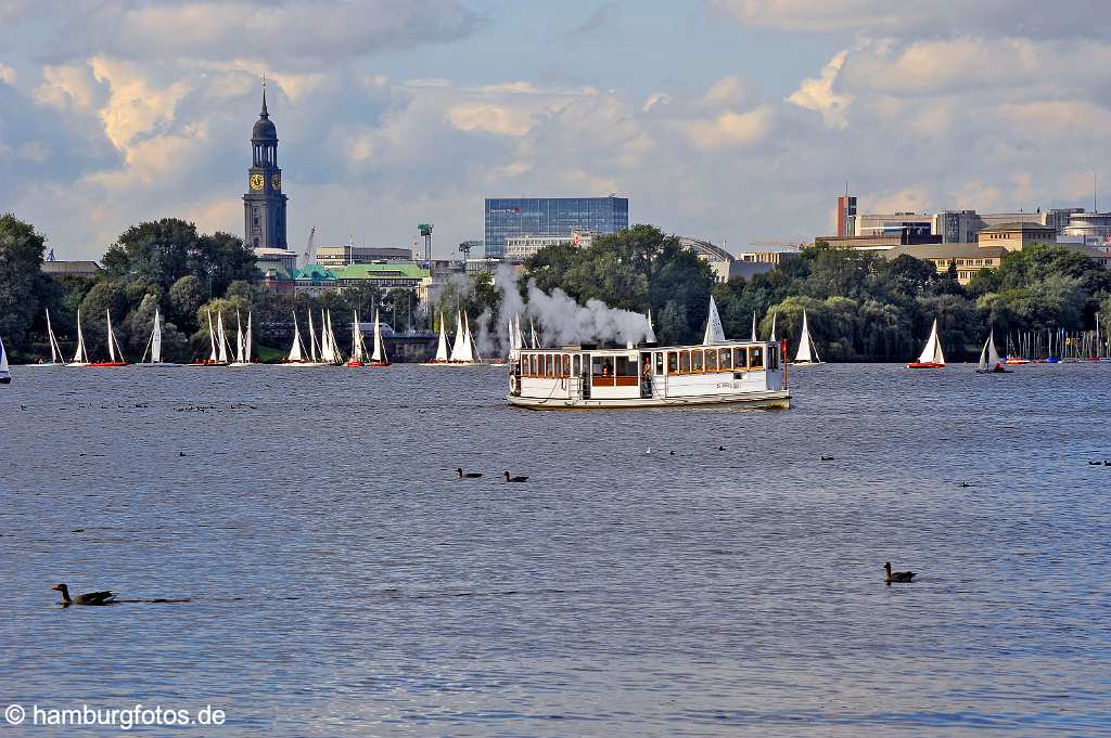 id501899_150x100 Skyline der Innenstadt mit der Alster, Segelbooten und Dampfschiff St. Georg