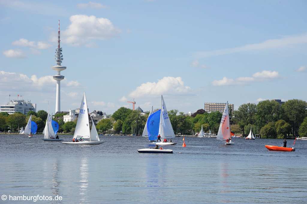 id512912 Segelboote auf der Alster