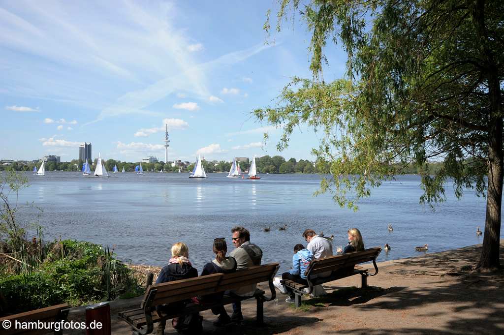 id512916 Parkbaenke vor der Alster mit dem Blick auf Hamburg Rotherbaum, Harvesterhude