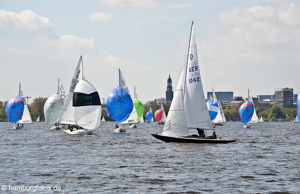 id519370 Bilder: Hambug, Segelboote auf der Alster mit Spinnaker