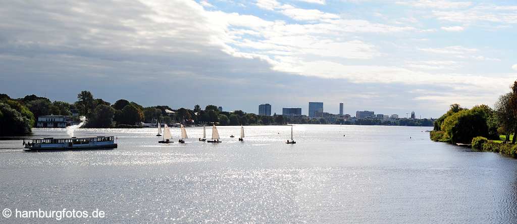 segelboote_alsterschiff Wetterfront ueber der Alster, Segelboote und Alsterschiff