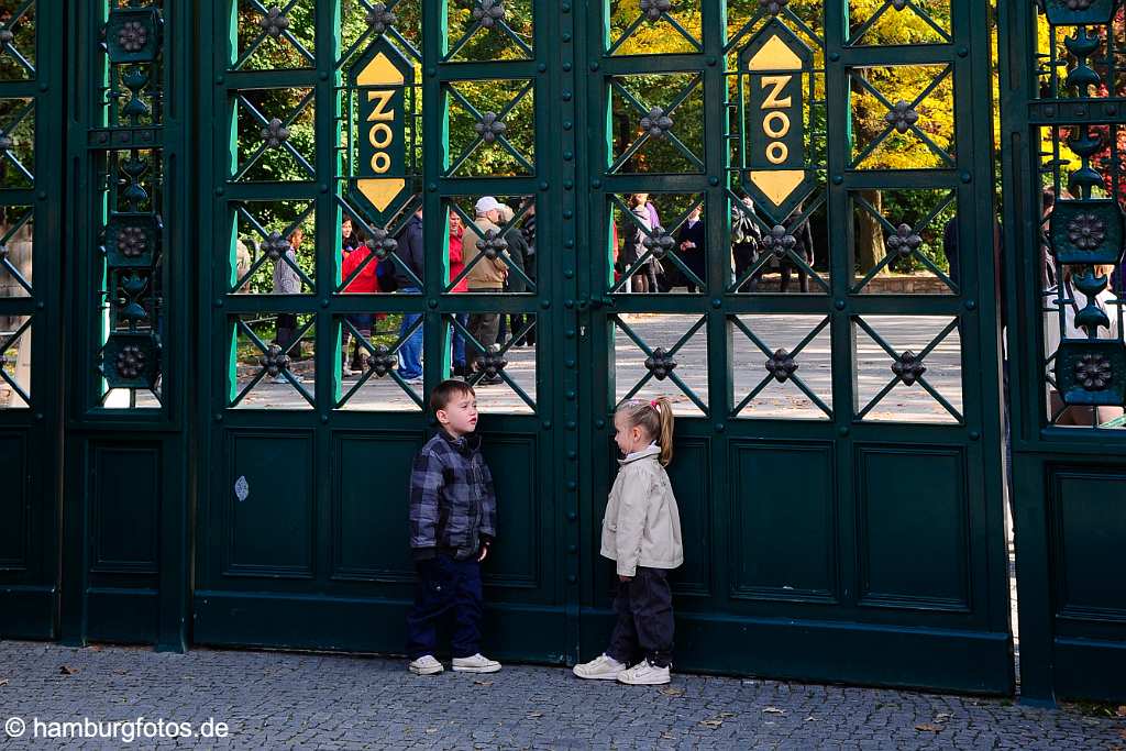 berlin_topbild_BT011 Berliner Zoo, Kinder davor