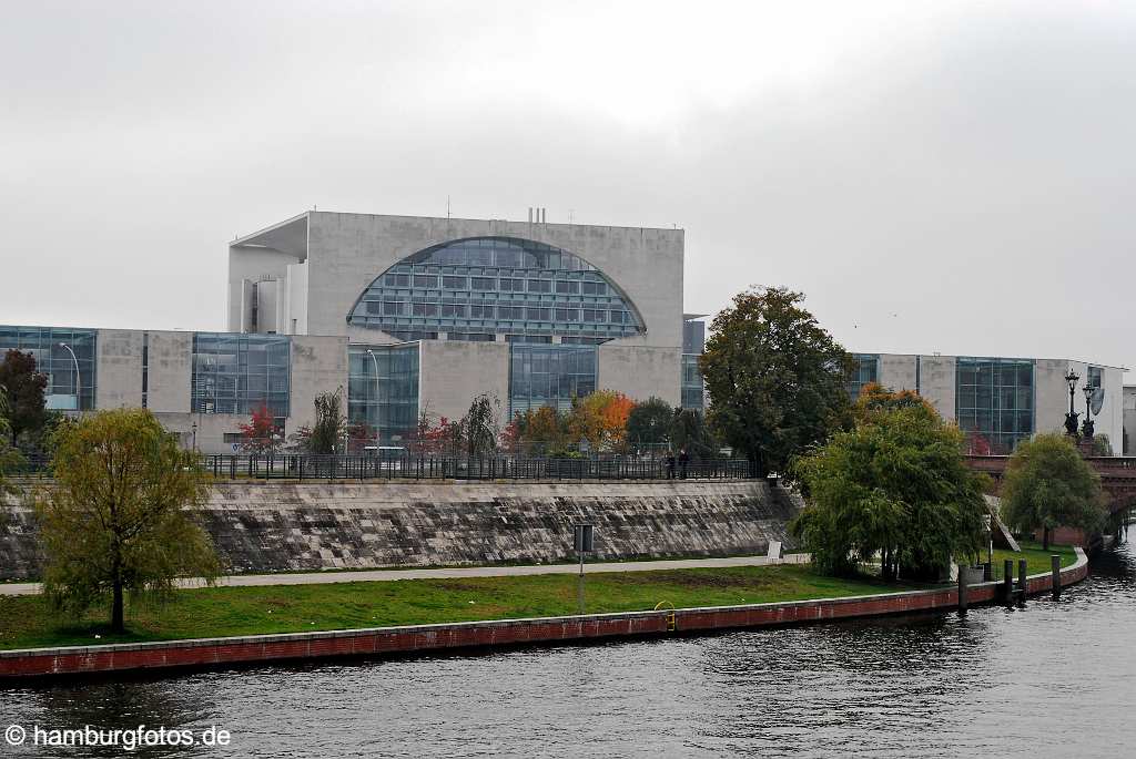 berlin_topbild_BT049 Berlin, Bundeskanzleramt mit Erleuchtung