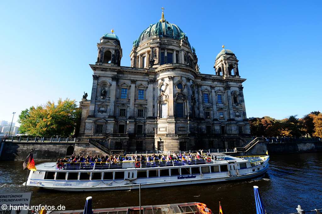 berlin_topbild_BT068 Berliner Dom mit Ausflugsschiff