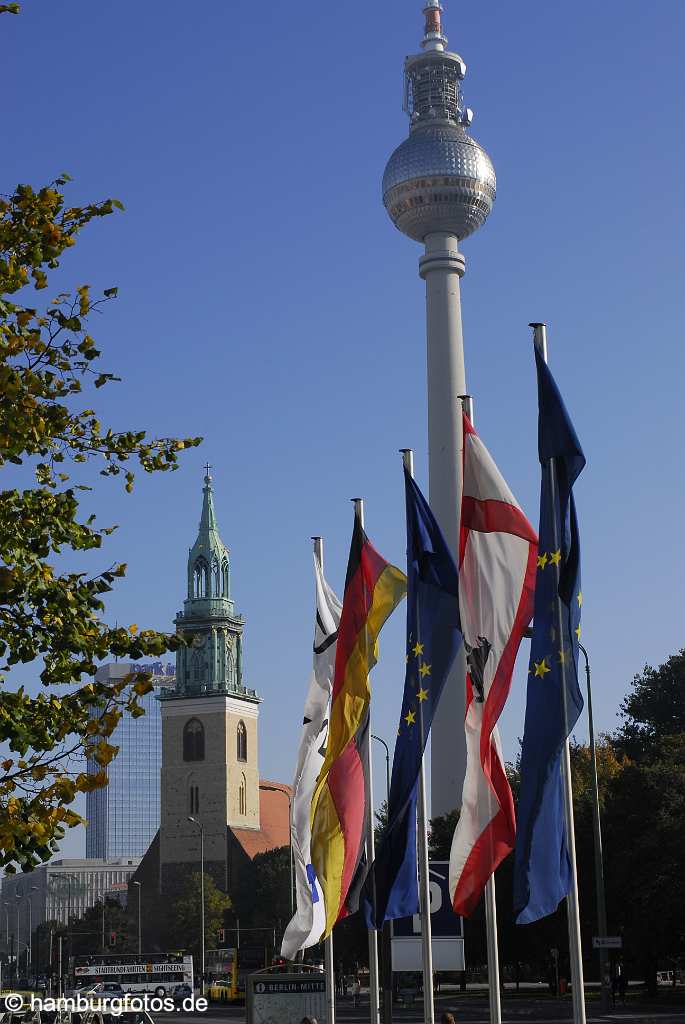 berlin_topbild_BT093 Berlin, Fahnen, Fernsehturm