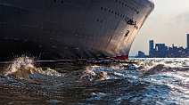 kunstmarkt_03 Das Kreuzfahrtschiff Queen Mary 2 laeuft aus dem Hamburger Hafen aus. Abenstimmung, Blick auf den Hamburger Fischmarkt
