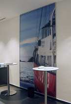 Wandbild mit Rahmen Fotoart - Fotokunst XXL - Leinwandbild mit Schutzlack im Schattenfugenrahmen aus Aluminium, silberfarben matt, Format 200 x 300 cm, Ort Hotel in Hamburg
