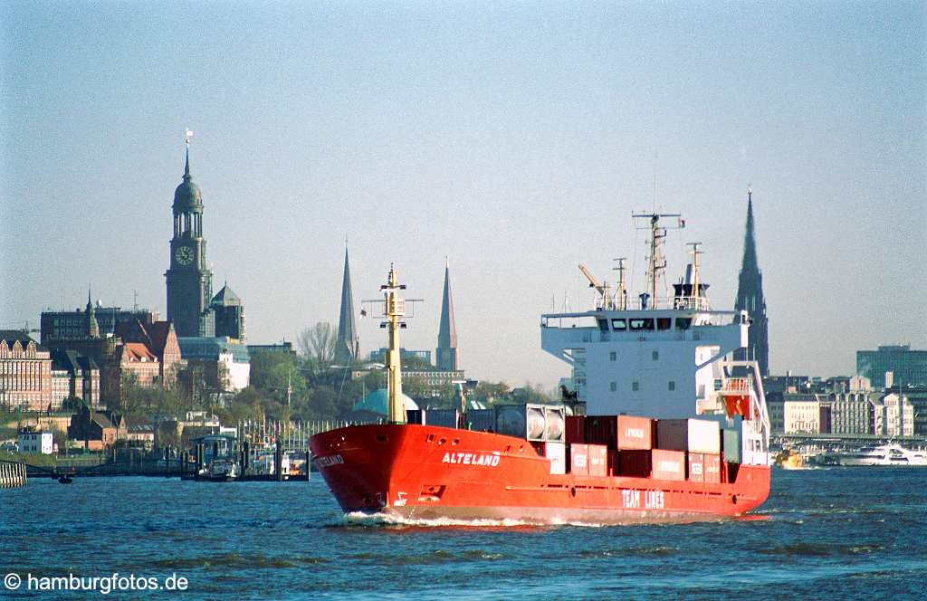 id103301 Hamburg | Hamburger Hafen | Kleines Containerschiff zischen St. Michaelis und St. Nikolai