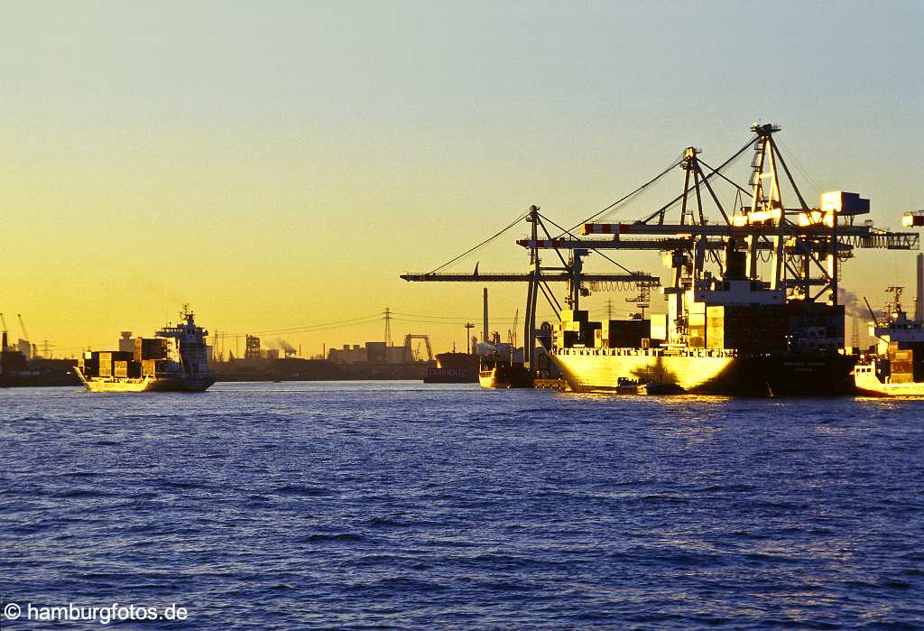 id100998 Skyline von Hamburg: der Hamburger Hafen mit Containerterminal Toller Ort im Sonnenaufgang.