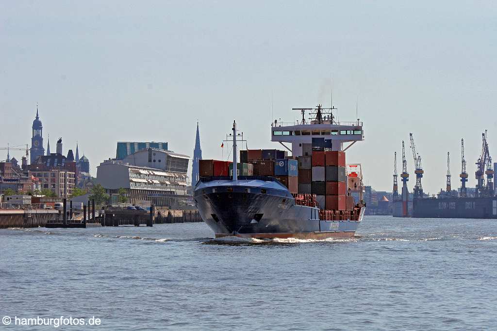 id105263 Hamburger Skyline mit Feederschiff aus Elbsicht