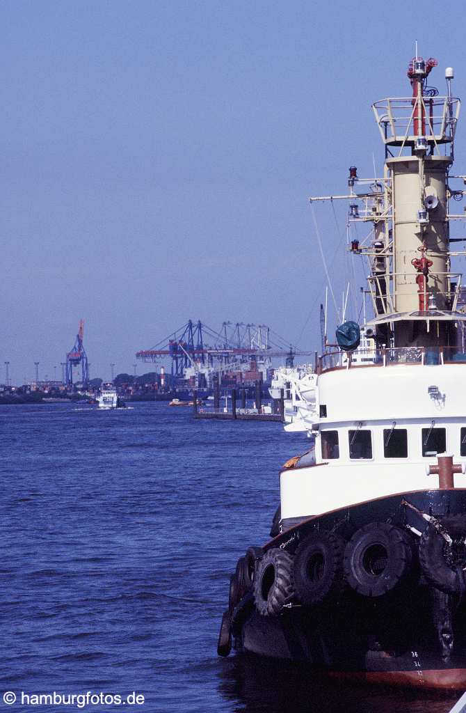 id10563 Elbe mit Schlepper