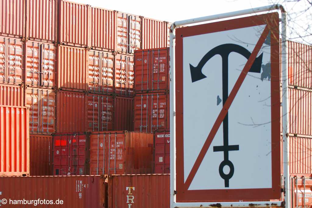 id106732 rote Container mit einem Schild ankern verboten davor.