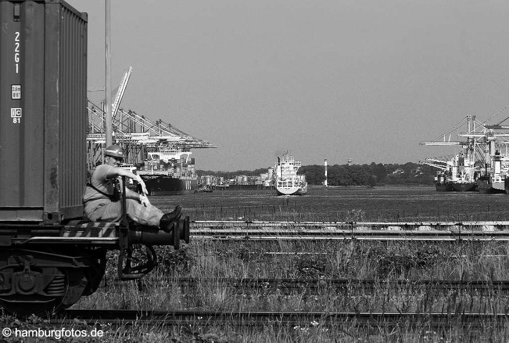 id106912 Hamburger Hafen, Bahnarbeiter ruht sich auf Güterzug aus