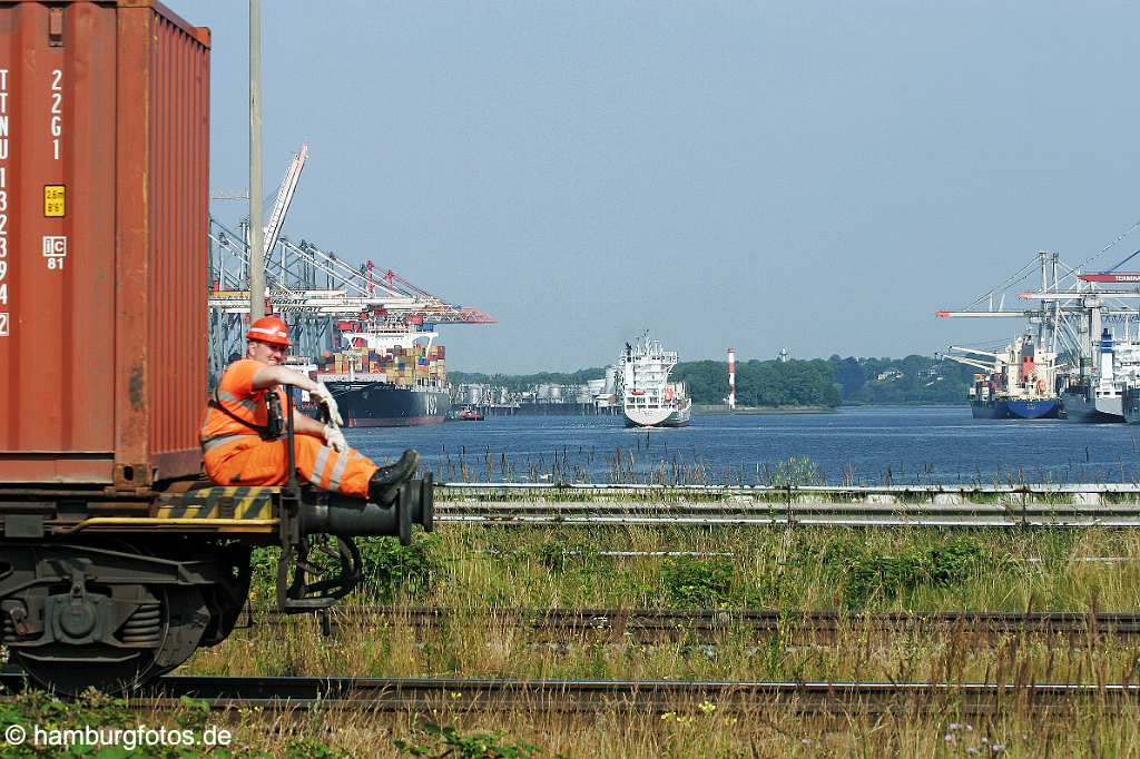 id106912 Hamburger Hafen, Bahnarbeiter ruht sich auf Güterzug aus