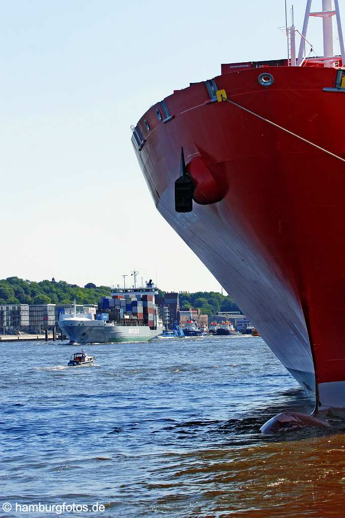 id106934 Hamburger Hafen, Schiffsbug eines Containerschiffs , hinten Neumühlen mit Vessel auf der Elbe