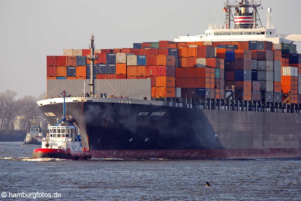 id111511 Containerschiff NYK SIRIUS mit Schlepper beim Einlauf in den Hamburger Hafen