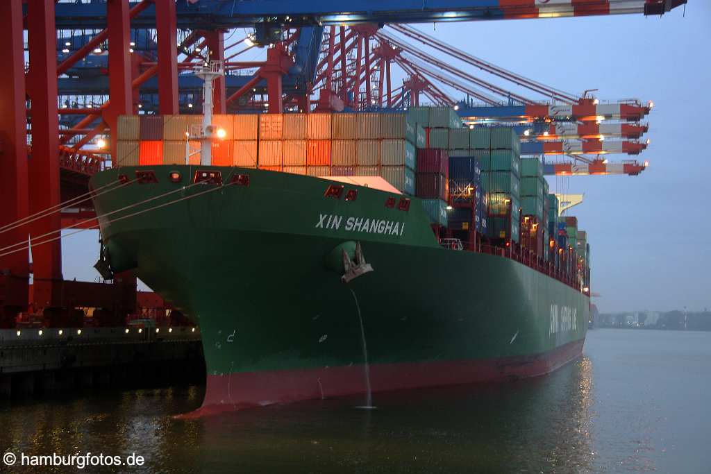 id113141 Containerschiff XIN SHANGHAI im morgengrau im Hamburger Hafen