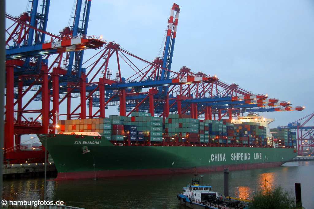 id113142 Containerschiff XIN SHANGHAI im morgengrau im Hamburger Hafen