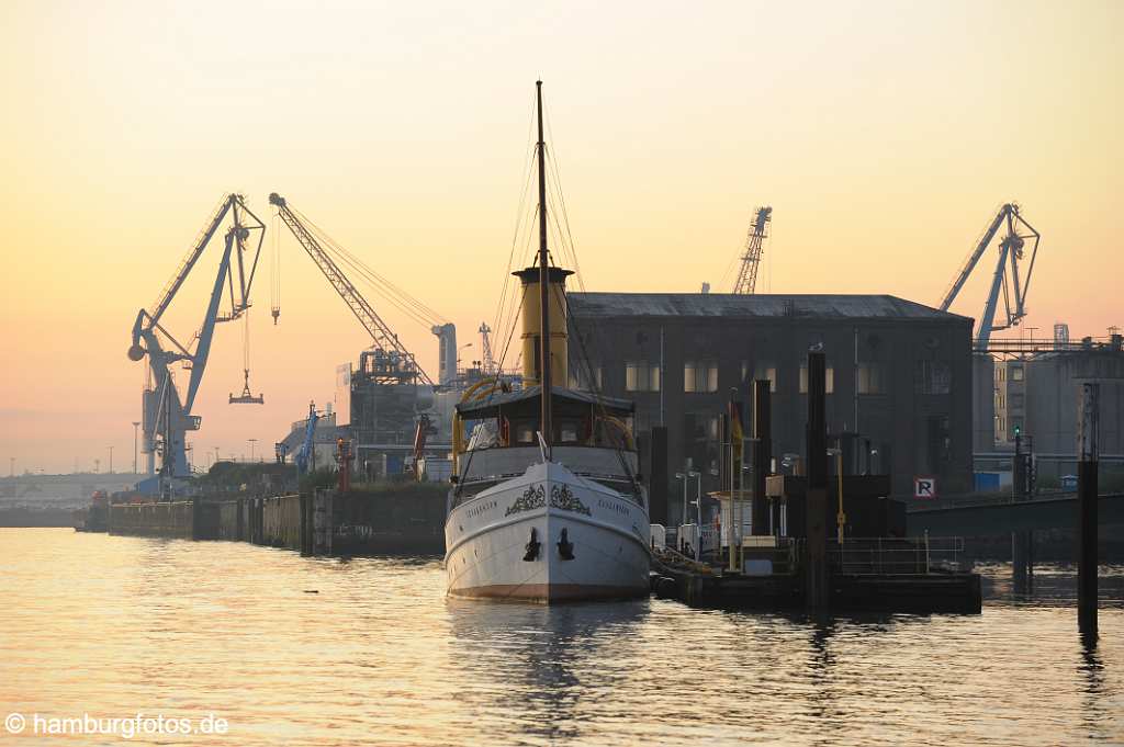 id502169 Hamburger Hafen am - Kleiner Grasbrook - mit historischem Dampfschiff.