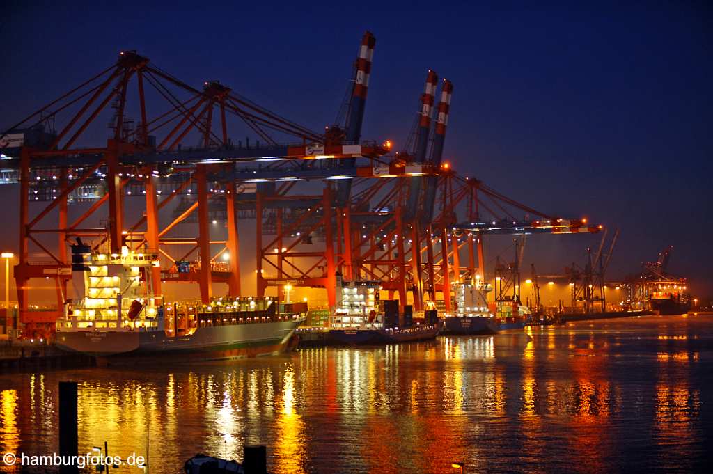 id502244 Hamburger Hafen bei Nacht, erleutete Schiffe am Containerterminal Eurogate. Lichter der Containerterminals spiegeln sich im Hafenbecken.