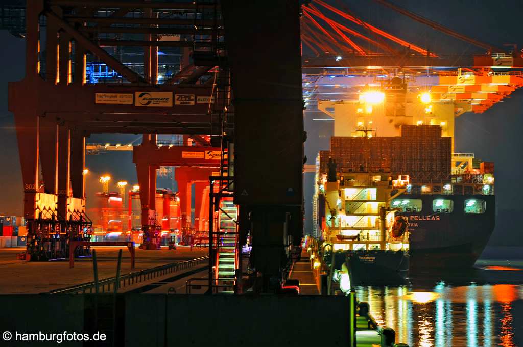 id511309 Containerbrücke mit Vessel bei Nacht