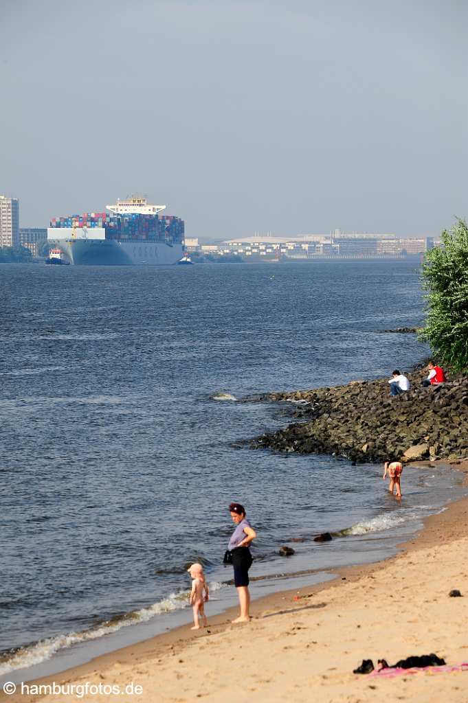 id513951 Hamburg, Containerschiff mit Elbstrand