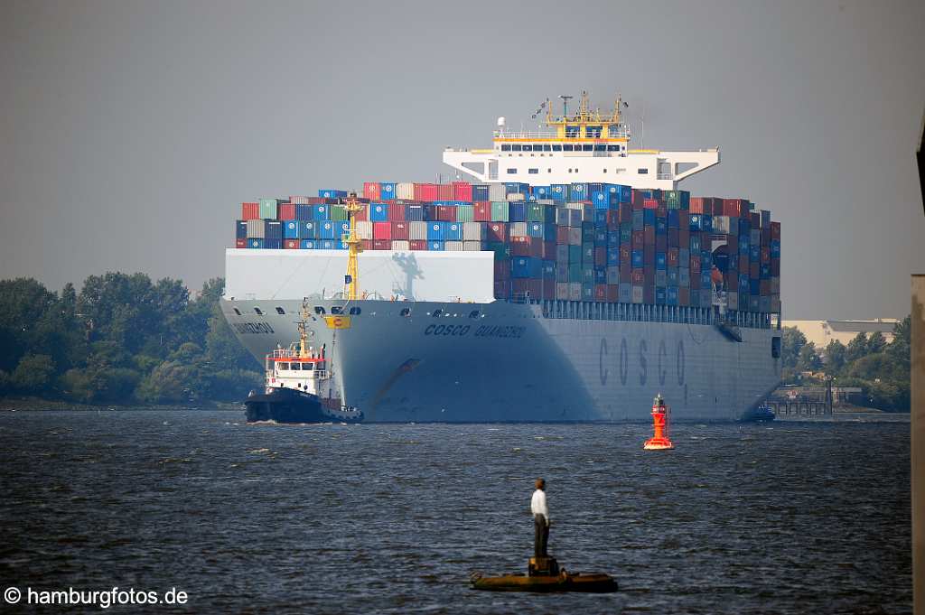 id513961 Hamburg, Containerschiff mit Schlepper