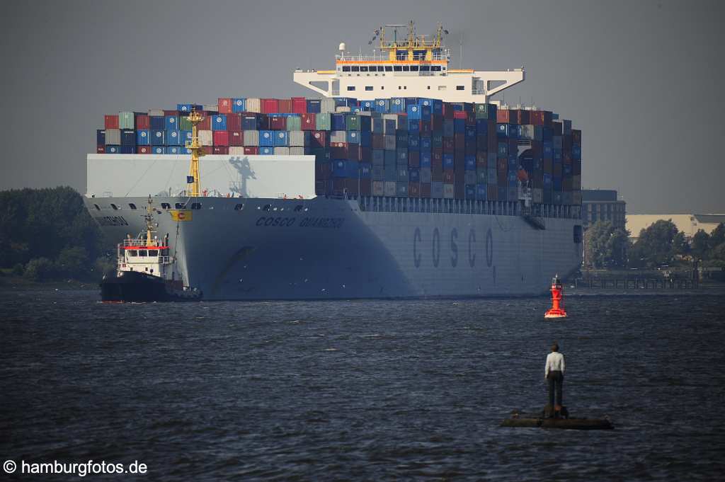 id513970 Containerschiff mit Schlepper auf der Elbe