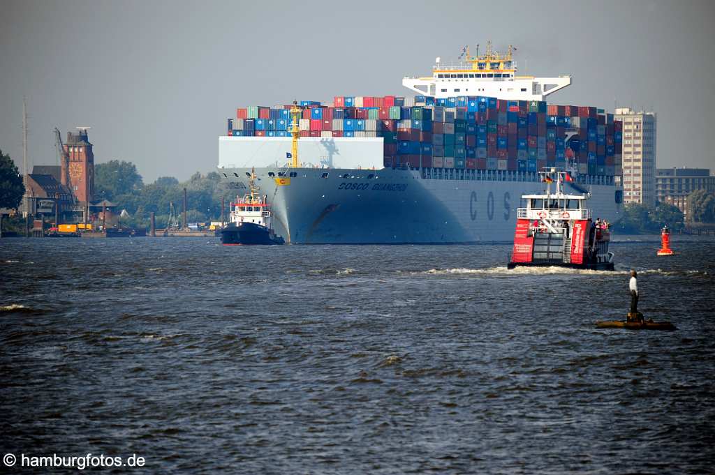 id513976 Hamburg, Containerschiff mit Schlepper