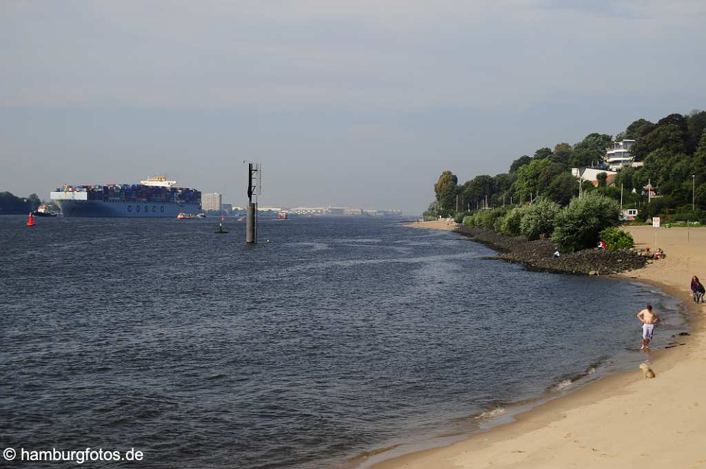 id514000 Containerschiff auf der Elbe, rechts der Elbstrand von Oevelgoenne