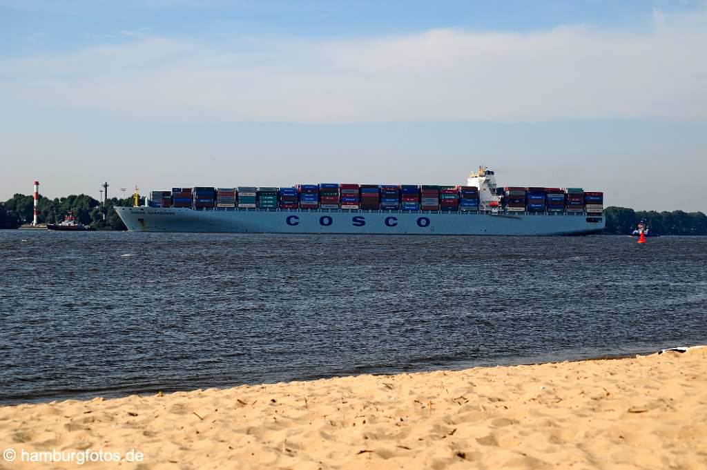 id514055 Hamburg, Containerschiff mit Schlepper