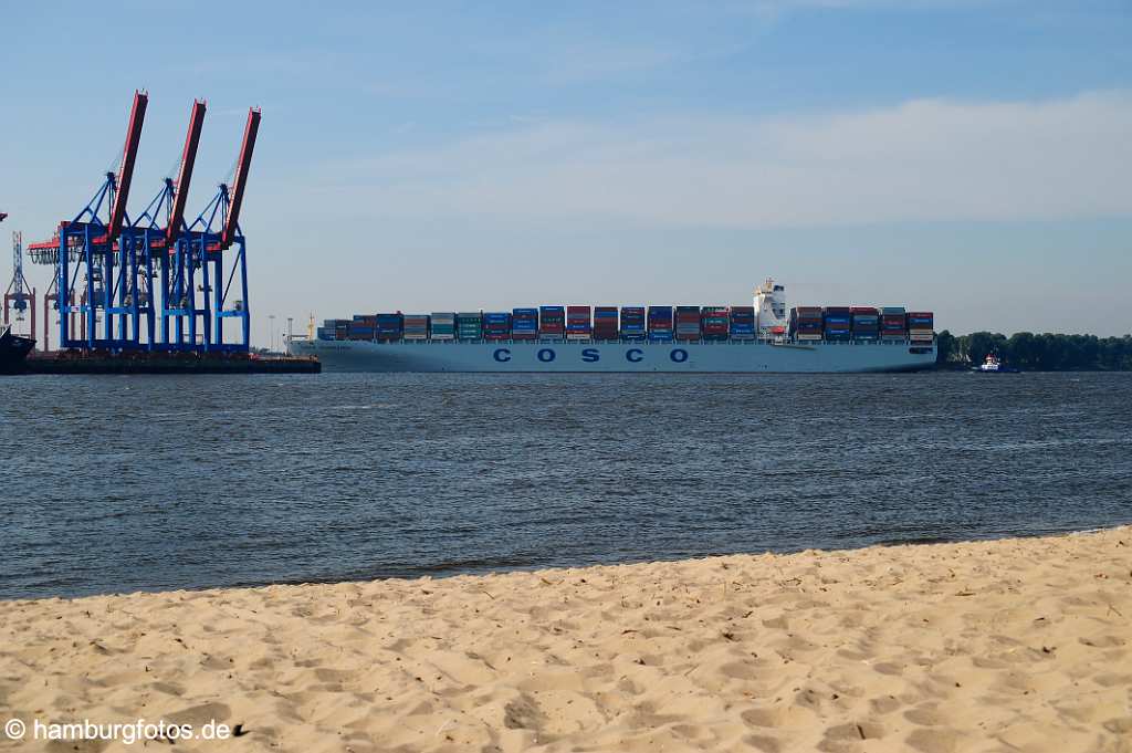 id514081 Containerschiff wird in den Hamburger Hafen, Elbe und Strand