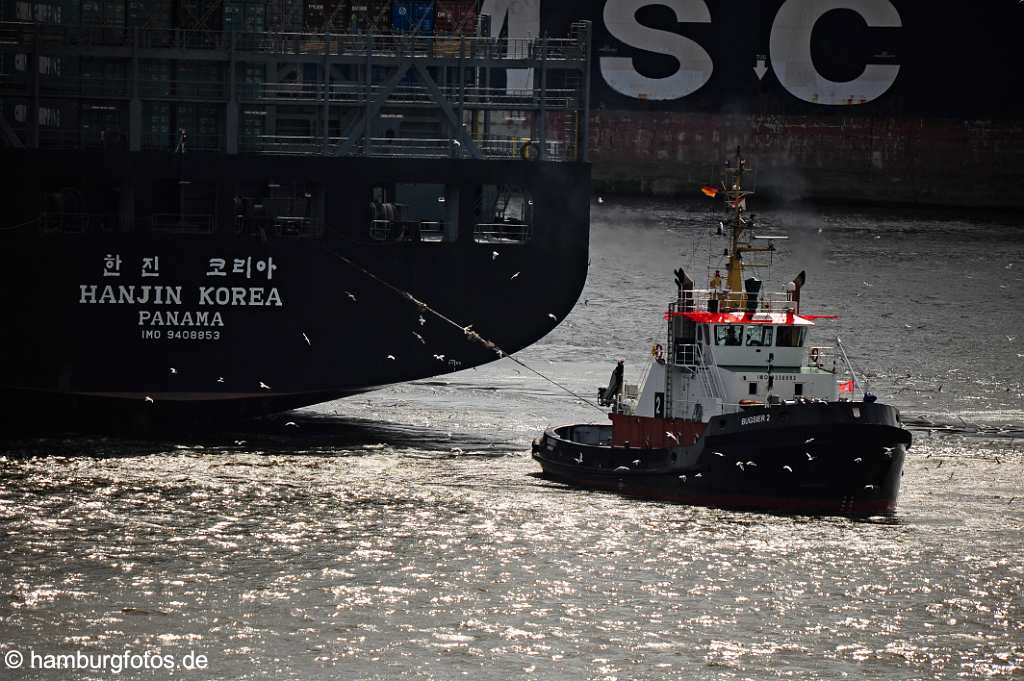 id514921 Hamburg, Containerschiff Heck mit Hafenschlepper