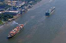 id106735 Luftbild Hamburg | 2 Containerschiffe P&O Nedlloyd, China Shipping